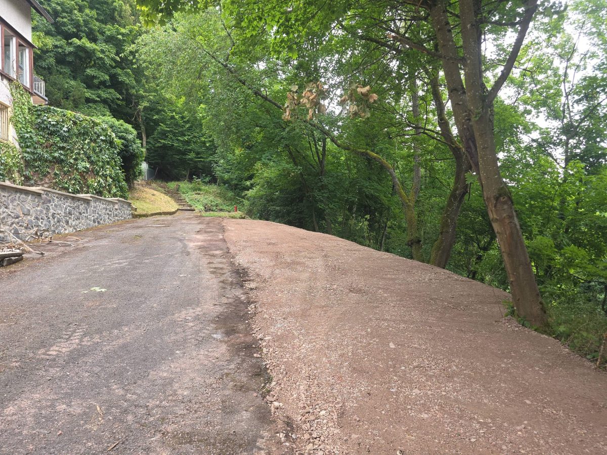 Begradigter Weg am Hang